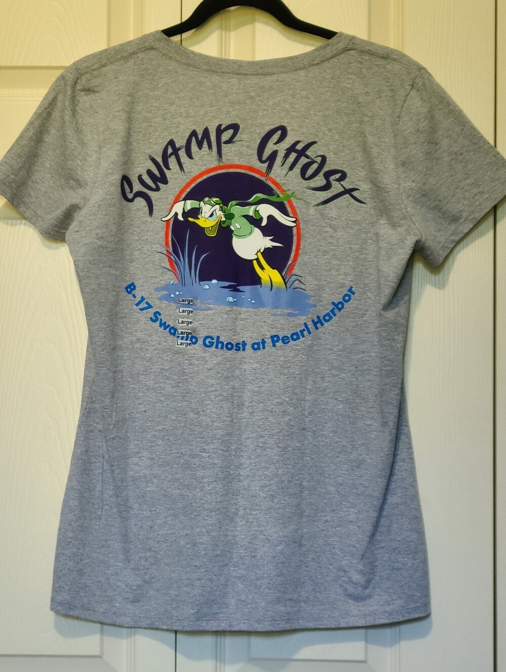 Disney Pearl Harbor Aviation Museum Gray Graphic B-17 Swamp Ghost V-Neck T Large - Picture 6 of 6